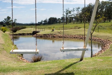 Barajın yanındaki boş salıncak yakından vurulmuş.