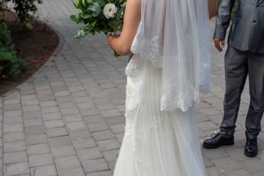 Gelinin bir buket çiçekle dikiz manzarası