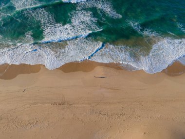 Kıyı şeridine giren dalgaların hava görüntüsü 