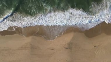 Kıyı şeridinde dalgaların kıyıya vurduğu drone görüntüsü