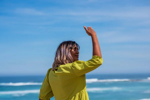 Mujer protegiendo su cara del sol — Foto de Stock