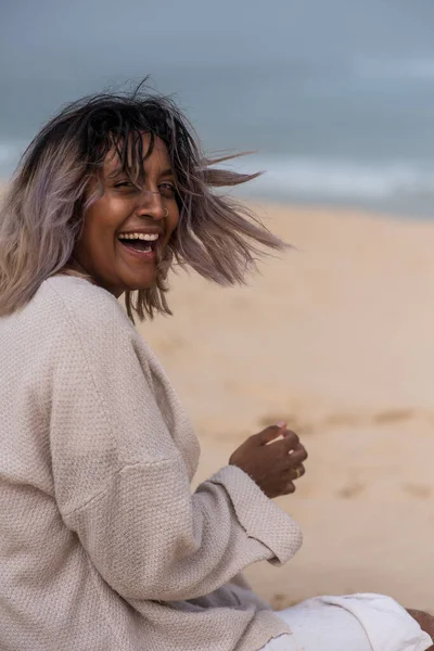 Porträt einer glücklichen Frau am Strand — Stockfoto