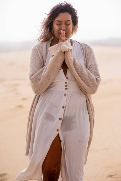 Porträt einer Frau bei einer Meditationssitzung — Stockfoto