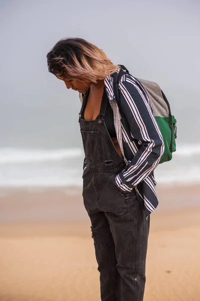 Porträt einer Frau mit Rucksack im Stehen und Betrachten — Stockfoto
