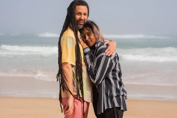 Paar verbringt einen Moment am Strand — Stockfoto