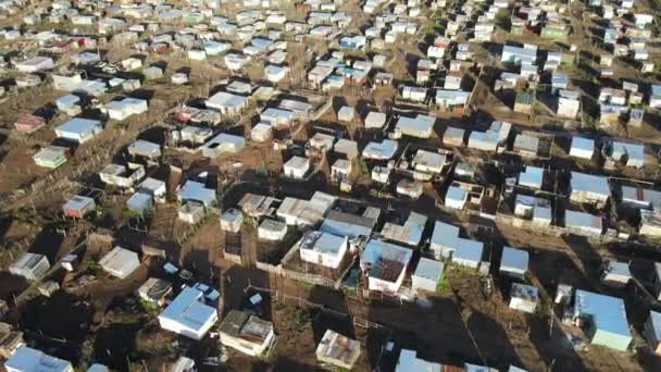 Drone vliegt over dichtbevolkte township — Stockvideo