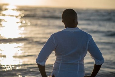 Okyanusa dik dik bakan bir kadın.