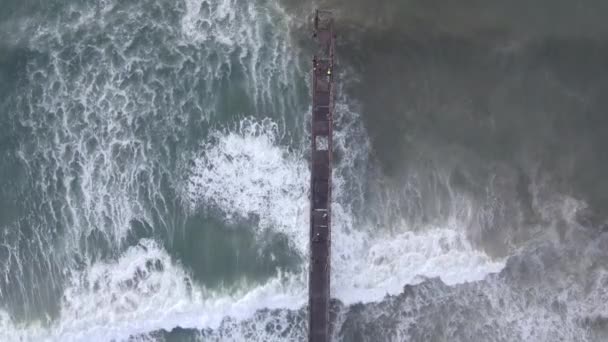 ドローンは桟橋の上を飛んで波が押し寄せる — ストック動画