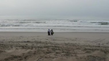 Drone suya doğru ilerleyen iki kadını takip ediyor.