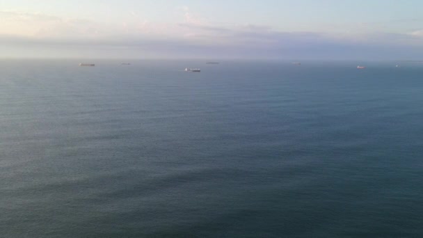 Ujęcie krajobrazu oceanu ze statkami towarowymi widzianymi w tle — Wideo stockowe