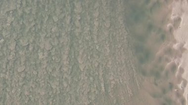 Nehrin üzerinde uçan İHA 'lar en dipte görünüyor.