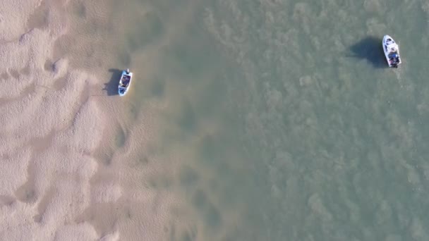 Vista de alto ângulo dos barcos vistos no rio — Vídeo de Stock