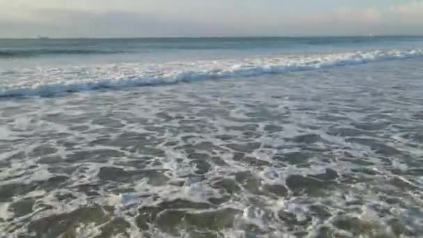 Drone volando bajo sobre las olas que rodando hacia la costa — Vídeos de Stock