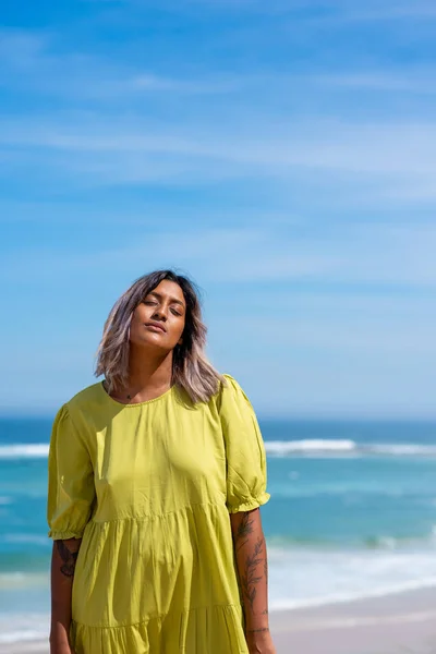 Porträt einer schönen Frau am Strand mit geschlossenen Augen — Stockfoto