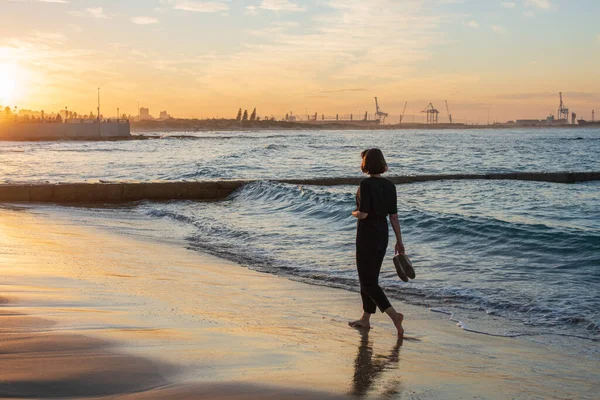Mujer vista caminando sola a lo largo de la costa — Foto de Stock