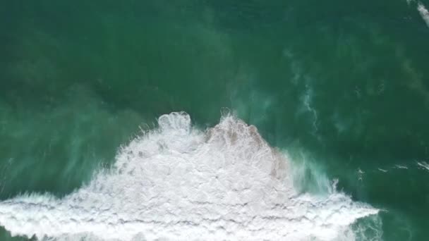 İnsansız hava aracı okyanusta dalgaların üzerinde uçuyor. — Stok video