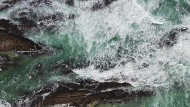 海の中央に見える岩に衝突する波 — ストック動画