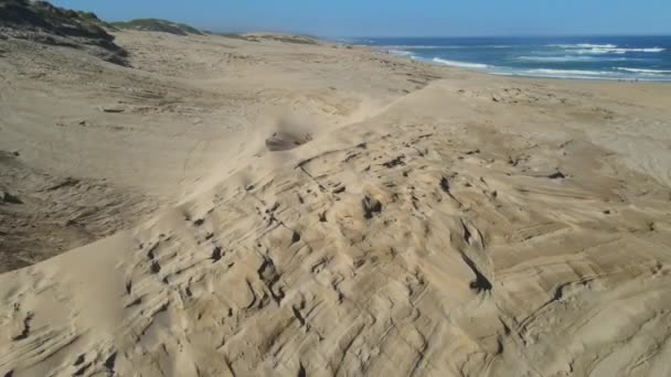 Drönare flyger bort från sanddyner sett på stranden — Stockvideo