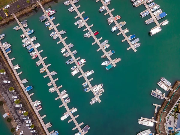 Luftaufnahme von in der Bucht angedockten Booten — Stockfoto