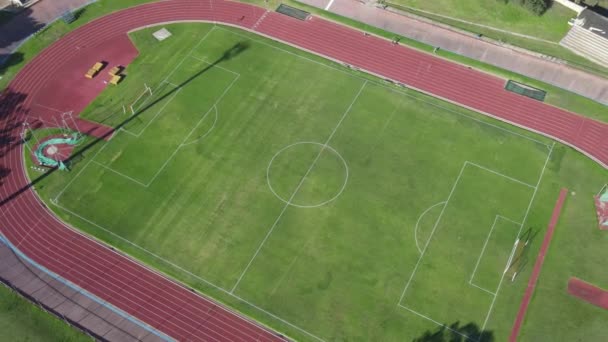 Luchtfoto van spoor en veld gezien vanuit hoge hoek — Stockvideo