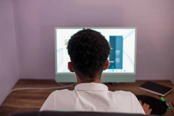 Widok z tyłu młodego chłopca pracującego na komputerze — Zdjęcie stockowe