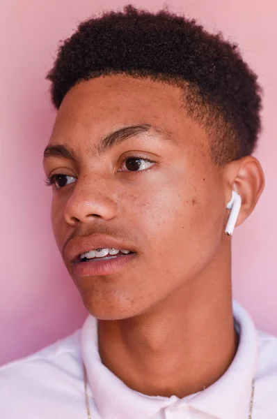 Nahaufnahme Porträt eines Teenagers mit Ohrhörern, der Musik hört — Stockfoto
