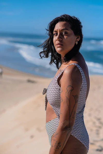 Porträt einer selbstbewussten Frau am Strand — Stockfoto