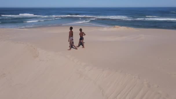 Copii văzuți mergând pe dune de nisip — Videoclip de stoc