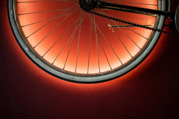 Primer plano de rueda de bicicleta iluminada —  Fotos de Stock