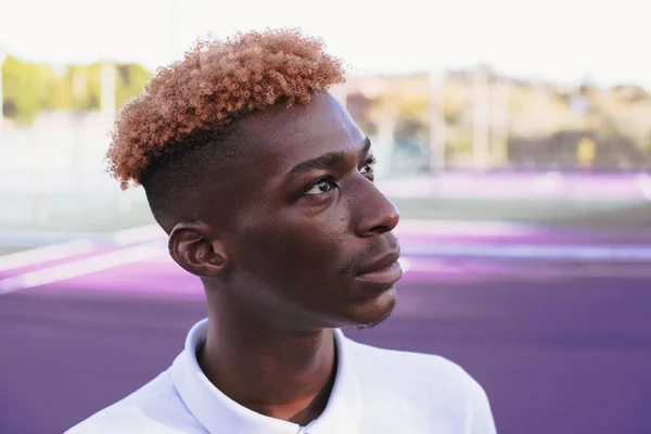 Nahaufnahme Porträt eines jungen Mannes mit bunten Haaren — Stockfoto