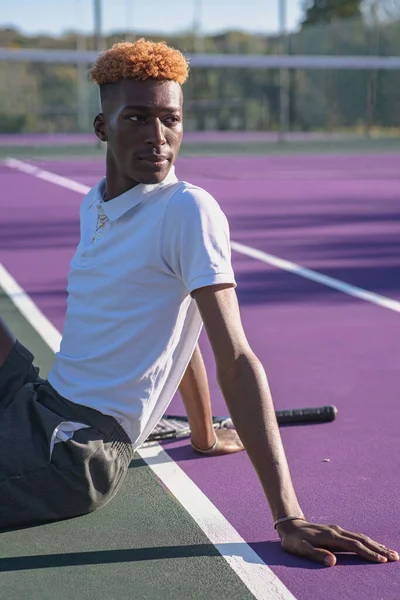 Porträt eines jungen Mannes auf dem Tennisplatz — Stockfoto