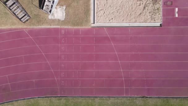 Drone voando ao longo da pista de corrida tiro diretamente de cima — Vídeo de Stock