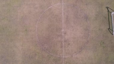 Drone futbol sahasından uzaklaşıyor