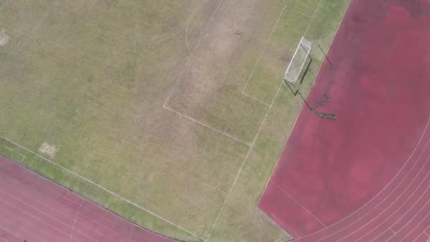 Drone voando através da pista e do campo — Vídeo de Stock