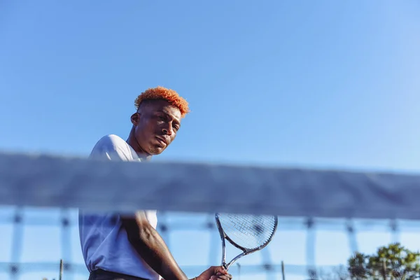 Nahaufnahme eines auf Ball wartenden Spielers im Tennisnetz — Stockfoto