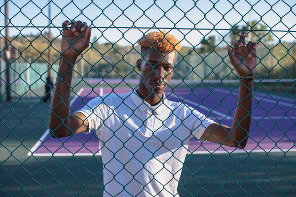 Портрет молодого человека, застреленного через забор