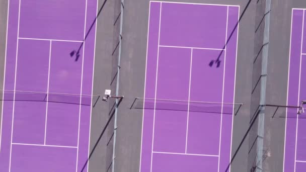 밝은 색깔의 테니스장 위를 나는 드론 — 비디오