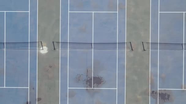 Drone panning away from tennis courts — Vídeos de Stock