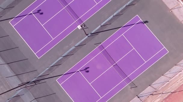 Flybilde av droner i bane rundt tennisbaner – stockvideo