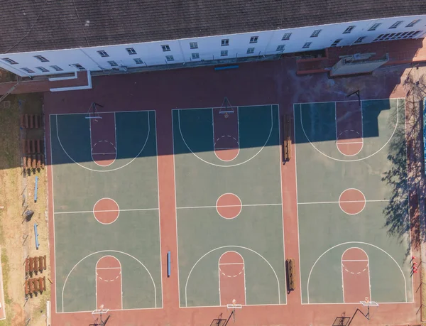 Высокий угол обзора баскетбольных площадок — стоковое фото