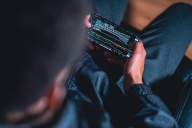 Genç adam, borsayı izlemek için telefonunu kullanarak arkadan vurulmuş.