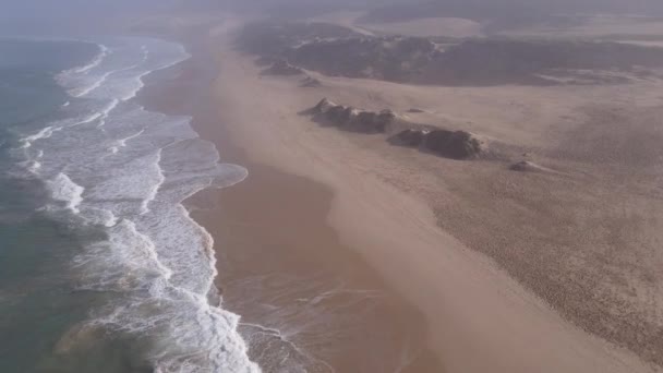 Drón repül végig a part mentén hullámok folyt a partvonal — Stock videók