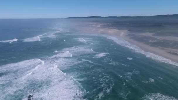 공중에서 찍은 높은 각도의해 안 선 사진 — 비디오