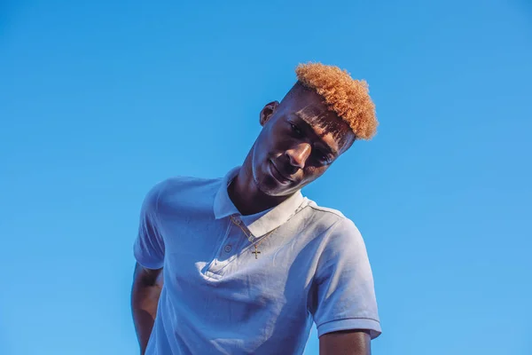 Porträt eines jungen Mannes mit hell gefärbten Haaren, der nach unten schaut — Stockfoto