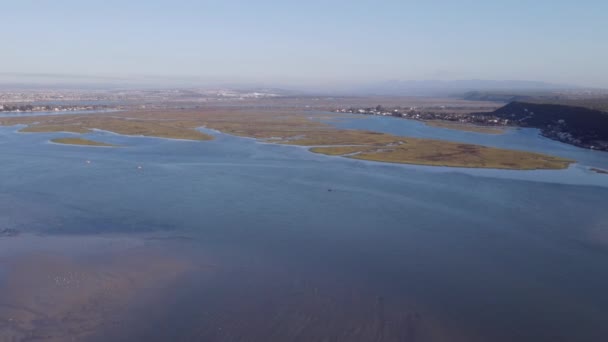Drone a descer de alto ângulo em direcção a zonas húmidas — Vídeo de Stock
