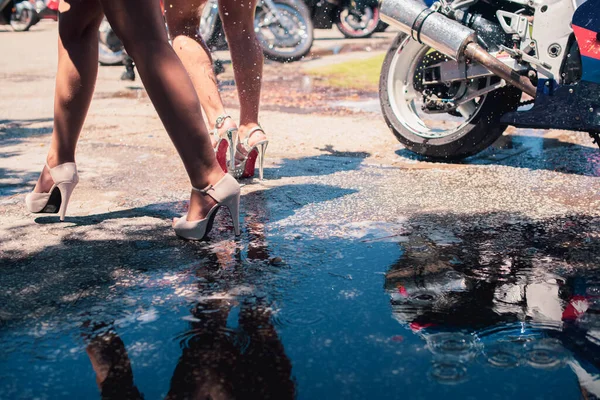 Recortado tiro de damas en tacones caminando más allá de las motocicletas — Foto de Stock