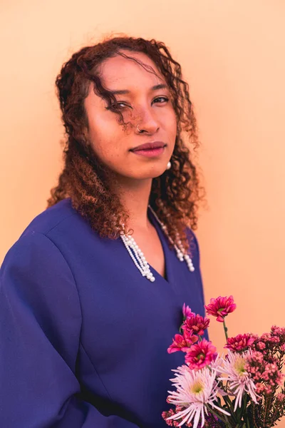 Nahaufnahme Porträt einer Frau mit Blumen — Stockfoto
