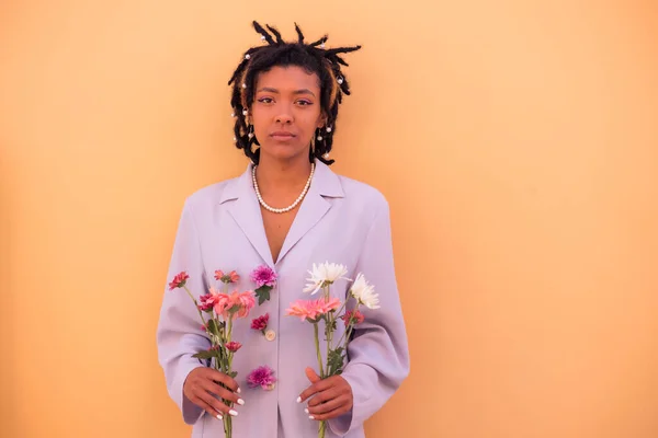 Porträt einer jungen Frau mit Blumen in den Händen — Stockfoto