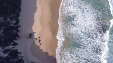 Kuş bakışı dalgaların kıyı şeridine doğru kaydığını görür