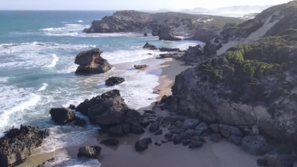 Вид с воздуха на человека, идущего вдоль красивого побережья — стоковое видео